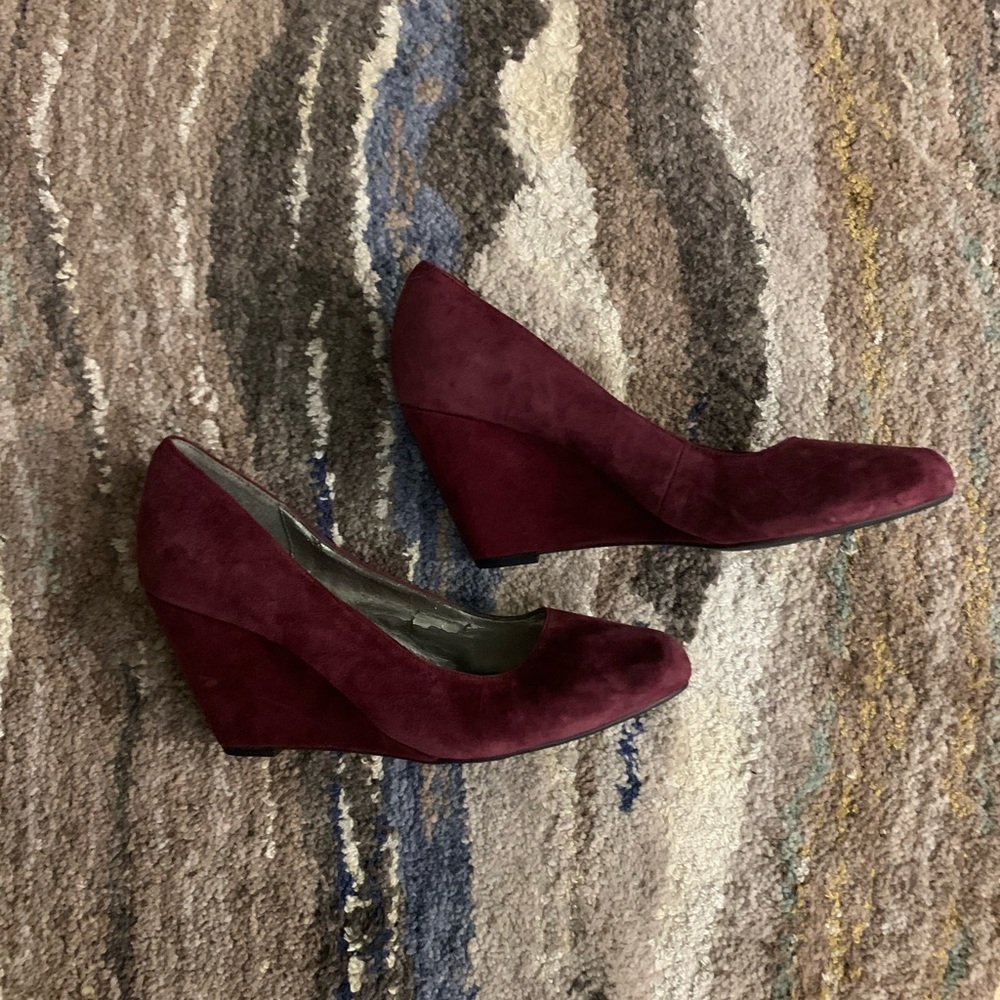BCBG Burgundy Wedge Size 6